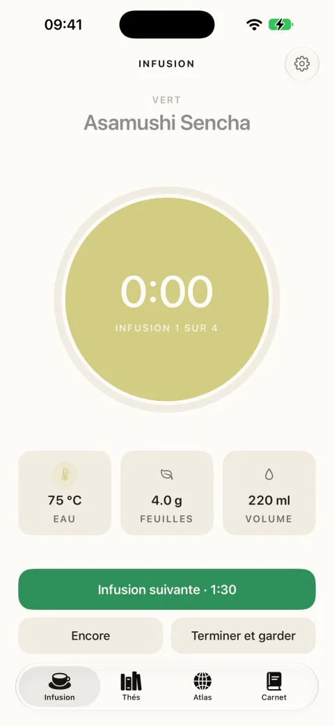 L'écran Infusion à la fin de la première infusion d'un Asamushi Sencha : 0:00 au cadran, l'infusion suivante prête à 1:30, eau 75 °C, feuilles 4,0 g, volume 220 ml.